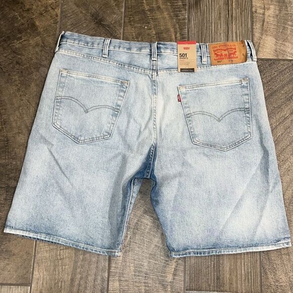Nwt Levi’s 501 light wash jean shorts - Picture 2 of 2